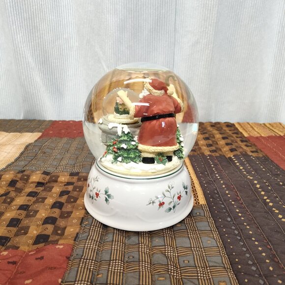 Pfaltzgraff Winterberry Santa Musical Snow Globe Play I'll Be Home For Christmas - Picture 4 of 12